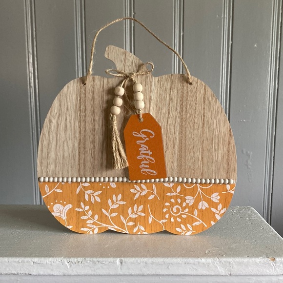 🆕Wooden Pumpkin Sign w/GRATEFUL Tag w/ Orange & White Painted Floral Design - Picture 10 of 11